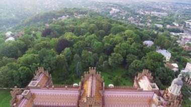 Chernivtsi Ulusal Üniversitesi ikamet. Seminer kilise üç Azizler. Seminer bina. Hava