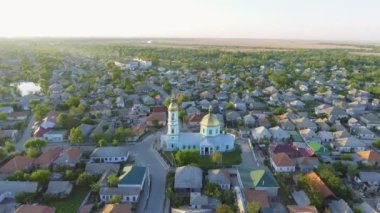 Hava görüntülerini Vilkovo şehir merkezi - üstten görünüm Kilisesi yaz, Odessa region, Ukrayna