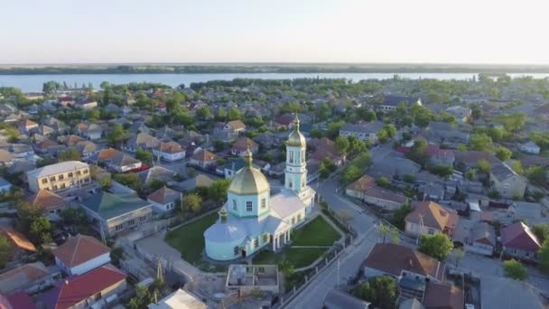 Vilkovo 城市中心的空中镜头--在夏季, 在乌克兰敖德萨地区的教堂的俯视图 — 图库视频影像