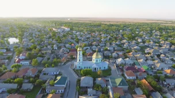 Съемка с воздуха центра города Вилково - вид сверху на церковь летом, Одесская область, Украина — стоковое видео