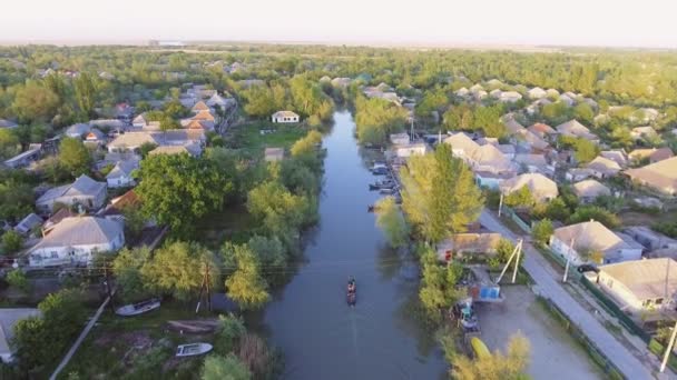 Images Aériennes du centre-ville de Vilkovo - vue aérienne de l'église en été, région d'Odessa, Ukraine 