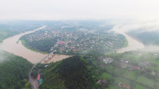 Filmato aereo di Zaleschiki, regione di Ternopil, Ucraina. Vista panoramica al mattino nebbioso. Ora dell'alba. Volare sul fiume Dniester — Video Stock