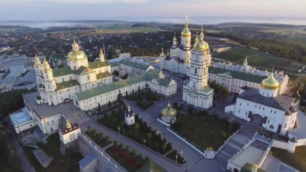 圣东正大 Pochayiv 修道院，泰尔州的乌克兰东正教修道院的鸟瞰图。东欧 — 图库视频影像