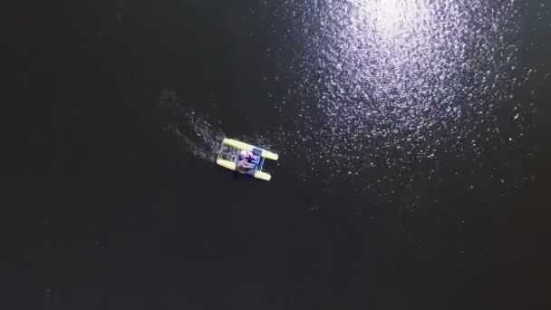 Mensen rijden op een catamaran op de rivier, pedaal boot — Stockvideo