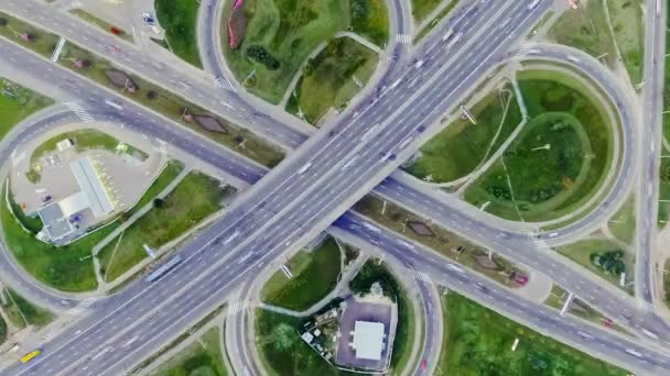 Vista aérea vertical estática de arriba hacia abajo del tráfico en el intercambio de la autopista por la noche. Fondo timelapse — Vídeos de Stock