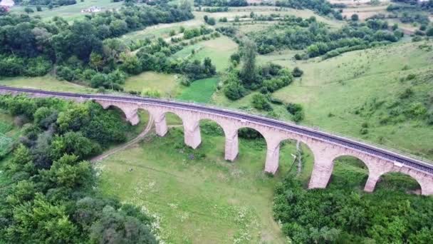 A antiga ponte ferroviária, construída na época do Império Austro-Húngaro na Ucrânia Ocidental, na região de Ternopil. Vista aérea . — Vídeo de Stock