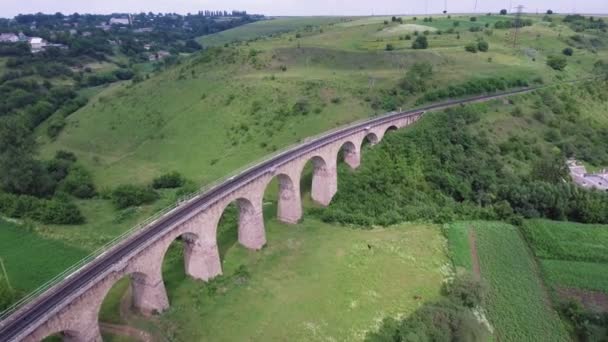 De oude spoorwegbrug, gebouwd in de tijd van het Keizerrijk Oostenrijk-Hongarije in het westen van Oekraïne regio Ternopil. Luchtfoto. — Stockvideo