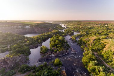 Güney Bug Nehri. Pitoresk kayalar ve river rapids.
