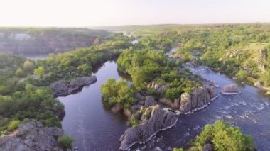 Güney Bug Nehri. Pitoresk kayalar ve river rapids. Burası bazen 