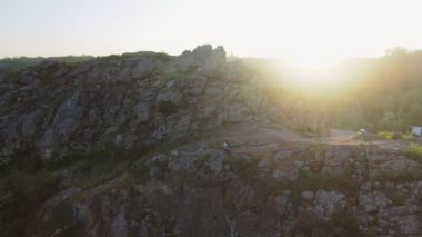 kadın fotoğrafçı dağlarda fotoğraf çekmek