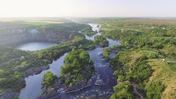 Güney Bug Nehri. Pitoresk kayalar ve river rapids. — Stok video
