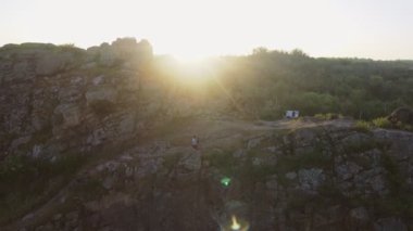 kadın fotoğrafçı dağlarda fotoğraf çekmek