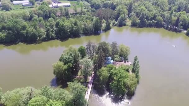 Vídeo panorámico aéreo desde el dron hasta el parque dendrológico nacional Sofiyivka en la ciudad de Uman, Ucrania en el verano — Vídeo de stock