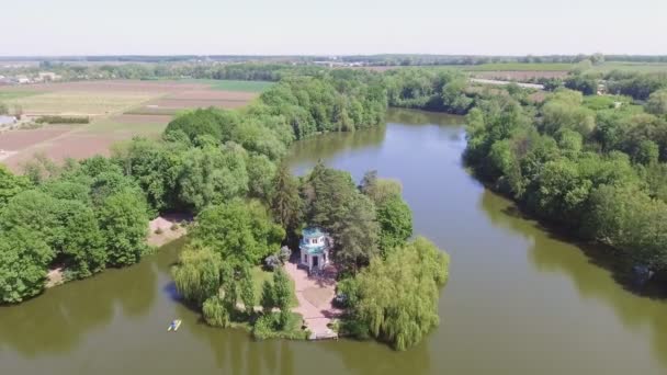 Luchtfoto panoramische video van de drone naar het nationale dendrologische park Sofiyivka in stad Uman, Oekraïne in de zomer — Stockvideo