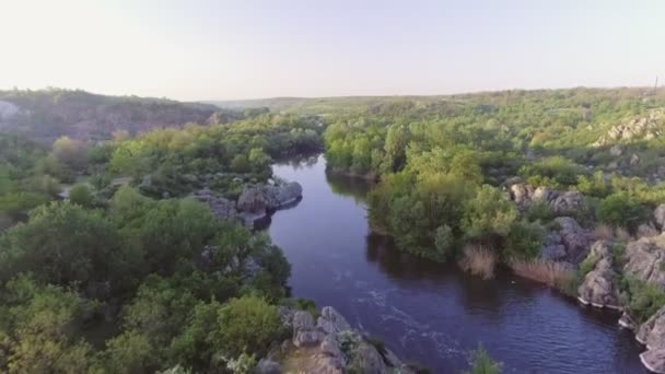 Güney Bug Nehri. Pitoresk kayalar ve river rapids. — Stok video