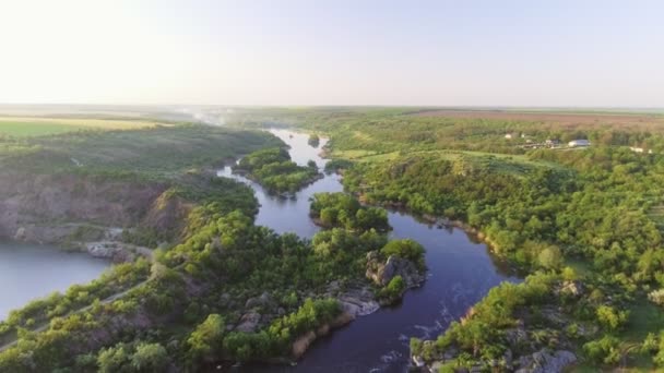 Güney Bug Nehri. Pitoresk kayalar ve river rapids. — Stok video