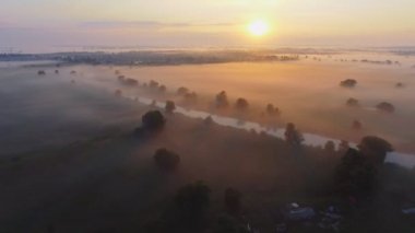 Sisli sabah hava görüntüleri video. Uçan Desna Nehri. Gündoğumu zaman. Kiev region, Ukrayna.