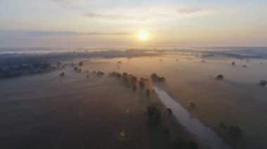 Sisli sabah hava görüntüleri video. Uçan Desna Nehri. Gündoğumu zaman. Kiev region, Ukrayna.
