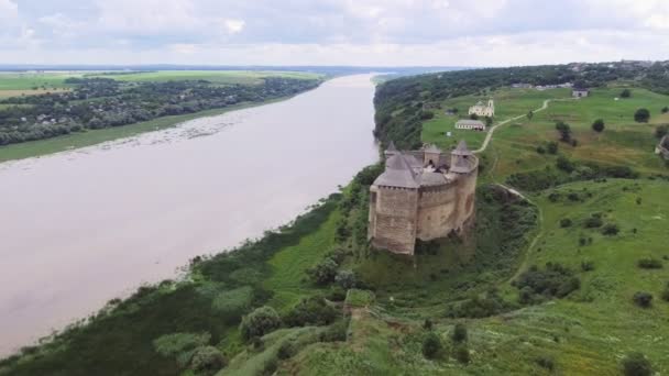 Luchtfoto schot. Oud kasteel in de buurt van de rivier. Hotin kasteel in Oekraïne. Oost-Europa — Stockvideo