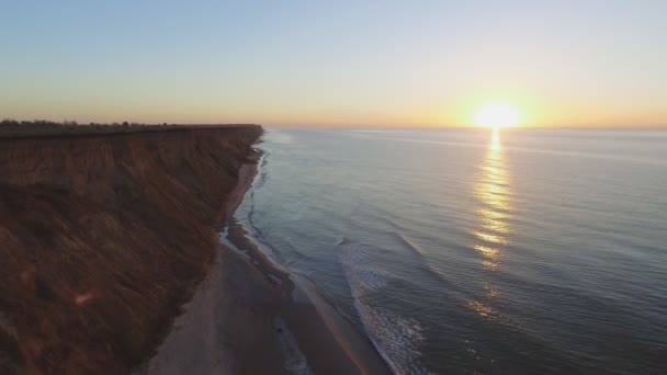 4K Volando sobre el mar hacia el sol naciente - Vídeo de imágenes aéreas — Vídeo de stock