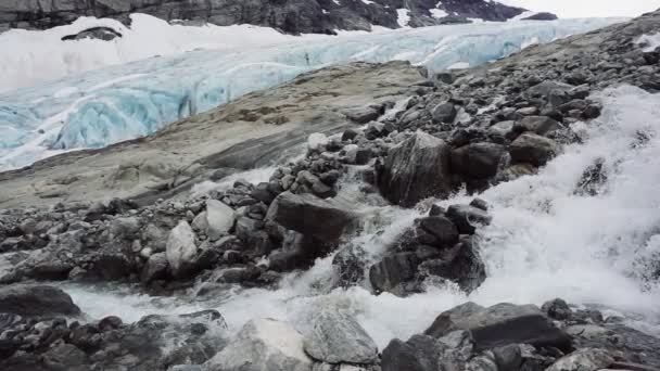 Vista aérea del glaciar Fabergstolsbreen en Nigardsvatnet Parque Nacional Jostedalsbreen en Noruega en un día soleado — Vídeo de stock