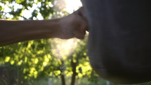 Sac de boxe, à l'extérieur. Séquence de ralenti . — Video