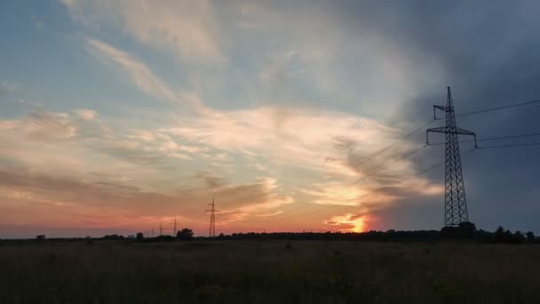 Time Lapse de una puesta de sol con cables eléctricos y postes de utilidad. Imágenes de vídeo en 4k — Vídeos de Stock