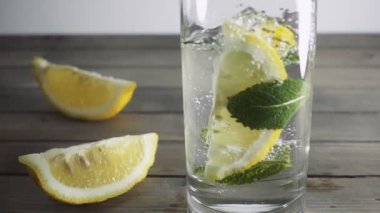 Düşen suya limon silices