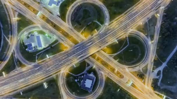 Statisk vertikal uppifrån Flygfoto över trafiken på motorvägen interchange på natten. Timelapse bakgrund — Stockvideo