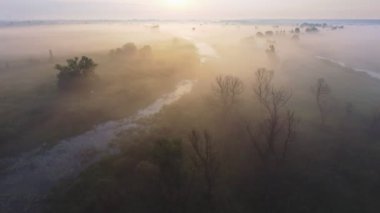 Sisli sabah hava görüntüleri video. Uçan Desna Nehri. Gündoğumu zaman. Kiev region, Ukrayna.