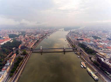 Yolcu gemilerine ve Tuna Nehri Budapeşte, Macaristan, akşam feribot.