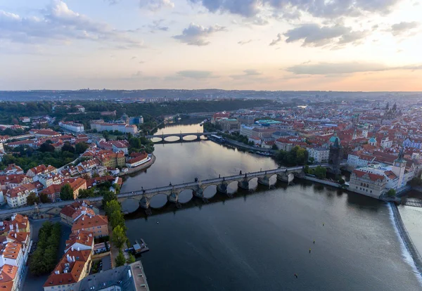 Vista aérea de la ciudad de Praga y el castillo de Praga y el río Vitava en el día . — Foto de Stock