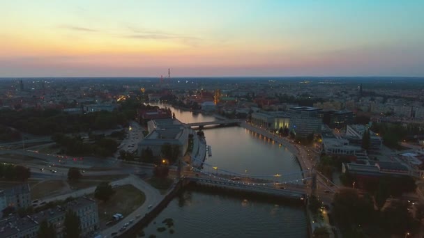 Letecký pohled na slavného polského města Wrocław. Evropské hlavní město kultury. Panoramatickým výhledem na město. Eu na cestách — Stock video