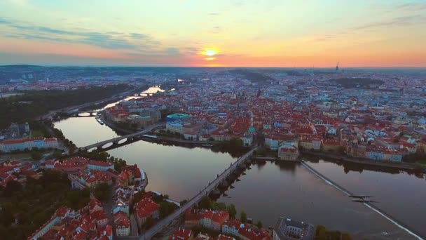 Vista desde arriba en el paisaje urbano de Praga, vuelo sobre la ciudad, vista superior, río Moldava, puente de Carlos — Vídeo de stock