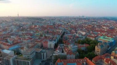 Hava Birdseye düşük uçan Eski Şehir Meydanı, gündoğumu, Prague, Çek Cumhuriyeti