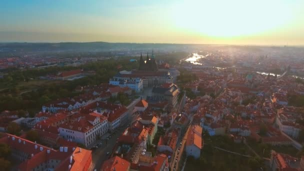 Пташиного польоту міста Праги і Празького Граду і річка Vitava — стокове відео