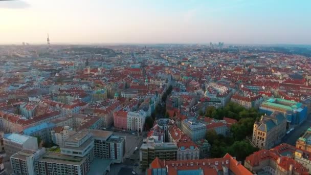 Aerial Birdseye flying low around Old Town Square, sunrise, Prague, Czech Republic — Stock Video