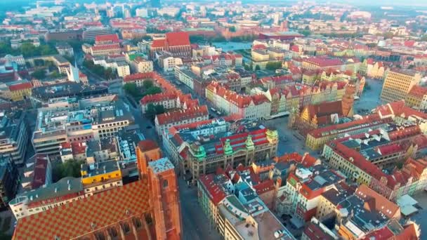 Imágenes aéreas de Wroclaw, Capital Europea de la Cultura. Centro de Ayuntamiento, Plaza del Mercado, Sky Tower, Vistas panorámicas de la ciudad. Viajar por la UE . — Vídeos de Stock