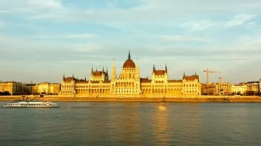 Budapeşte - günbatımı Parlamento'da - zaman atlamalı. gün gece için. Macaristan