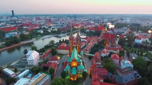 Antenn: Katedralen ö i Wroclaw, Polen — Stockvideo