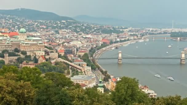 Κρουαζιερόπλοια και πορθμεία το βράδυ στον ποταμό Δούναβη στη Βουδαπέστη, Ουγγαρία. Βουδαπέστη μέρα νύχτα ώρα παύει να — Αρχείο Βίντεο