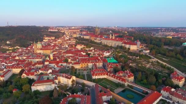 プラハ城、大統領住宅、古い赤い屋根 — ストック動画
