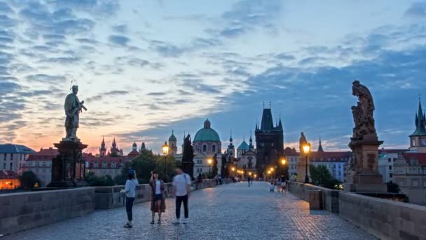 Karlsbron i Prag innan soluppgången, Böhmen, Tjeckien. röd himmel — Stockvideo