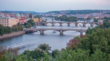 Köprüler de dahil olmak üzere ünlü Charles Köprüsü, Çek Cumhuriyeti Prag
