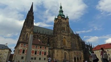 St. Vitus Katedrali timelapse Prag'da turistler tarafından çevrili. Prag Kalesi ve birçok bohem krallar ve Kutsal Roma imparatorları mezarlar içeren içinde bulunduğu.