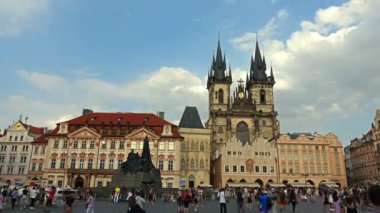Çek Cumhuriyeti 'nin Prag kentindeki Old Town Meydanı' nda Tyn 'in önündeki Tanrı' nın Anasının Gotik Kilisesi.