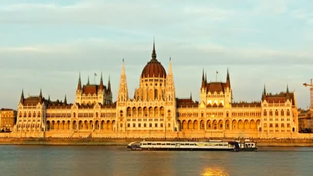 Budapest - Parlamento al atardecer - lapso de tiempo. día a noche. Hungría — Vídeo de stock