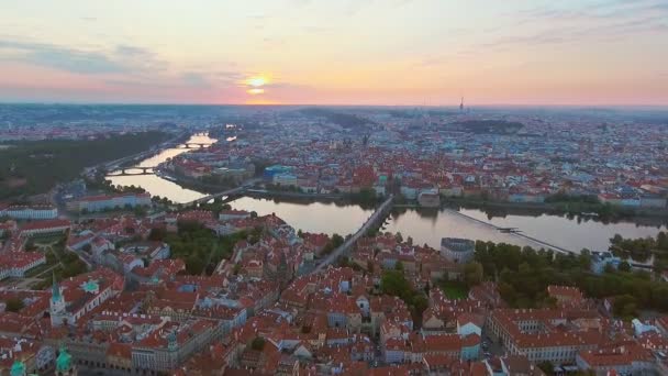 Vista desde arriba en el paisaje urbano de Praga, vuelo sobre la ciudad, vista superior, río Moldava, puente de Carlos . — Vídeo de stock