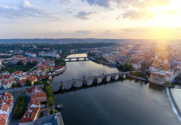 Vista aérea de la ciudad de Praga y el castillo de Praga y el río Vitava en el día . — Foto de Stock