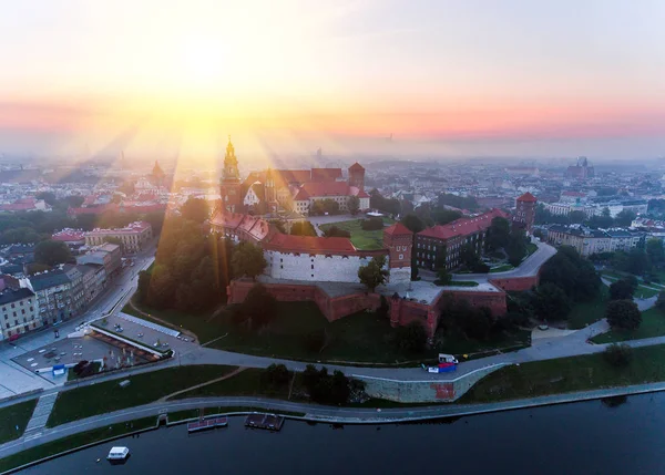 鸟瞰皇家瓦维尔城堡和哥特式大教堂在克拉科夫, 波兰与新生西吉斯蒙德教堂与金黄圆顶, 设防的墙壁、围场、公园和游人. 图库照片